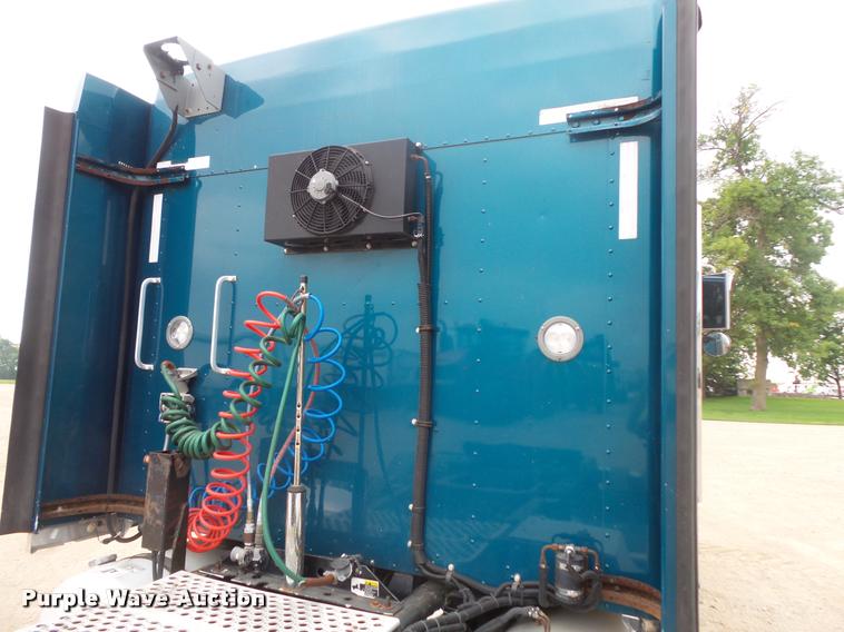 image for item DB8172 2007 Kenworth T800 semi truck