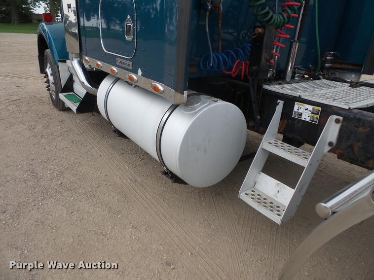 image for item DB8172 2007 Kenworth T800 semi truck