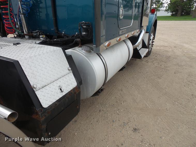 image for item DB8172 2007 Kenworth T800 semi truck