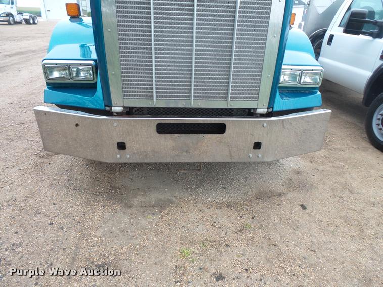 image for item DB8172 2007 Kenworth T800 semi truck