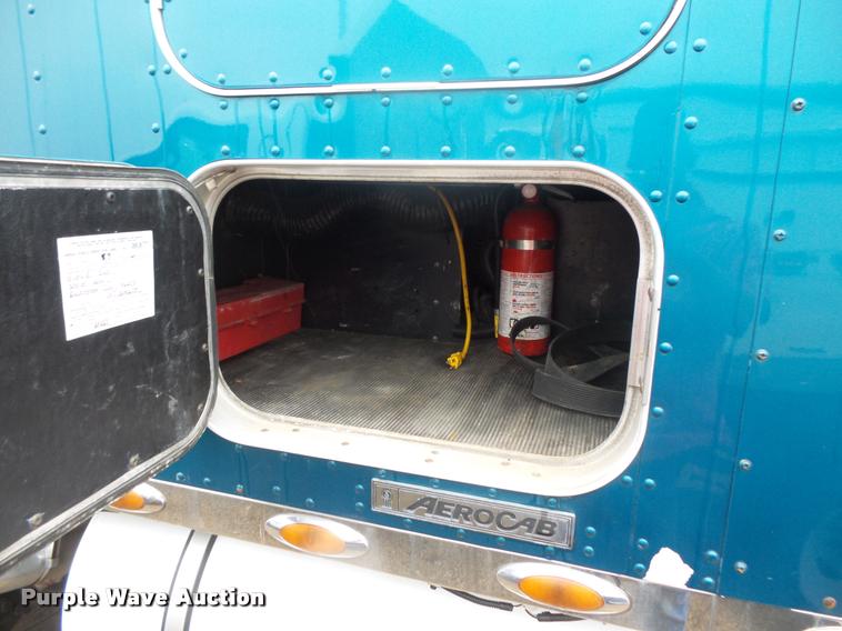 image for item DB8172 2007 Kenworth T800 semi truck