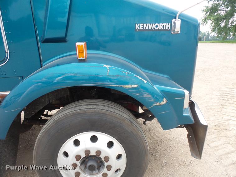 image for item DB8172 2007 Kenworth T800 semi truck
