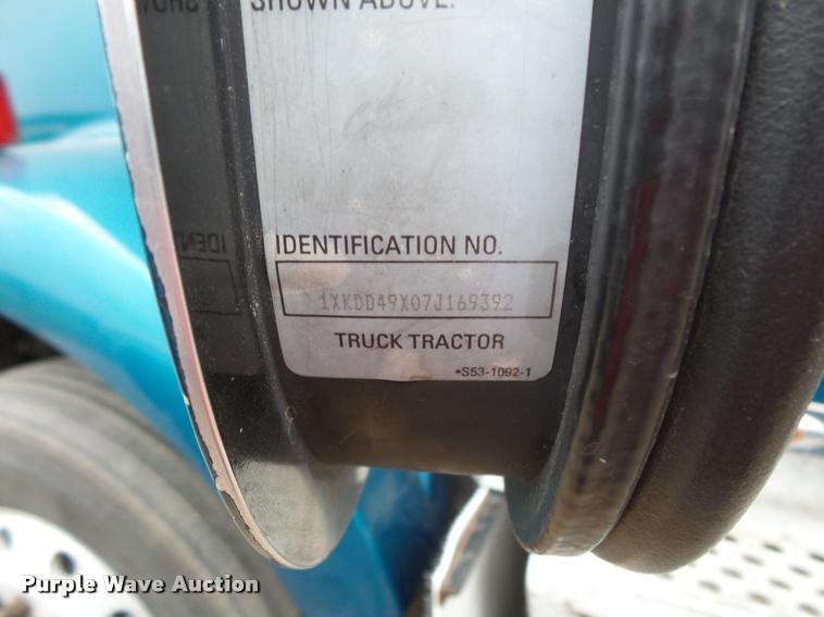 image for item DB8172 2007 Kenworth T800 semi truck