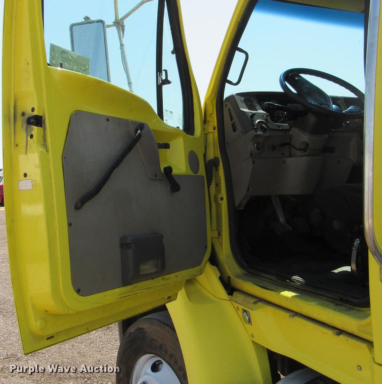 image for item DC2247 2007 Sterling A9500 semi truck