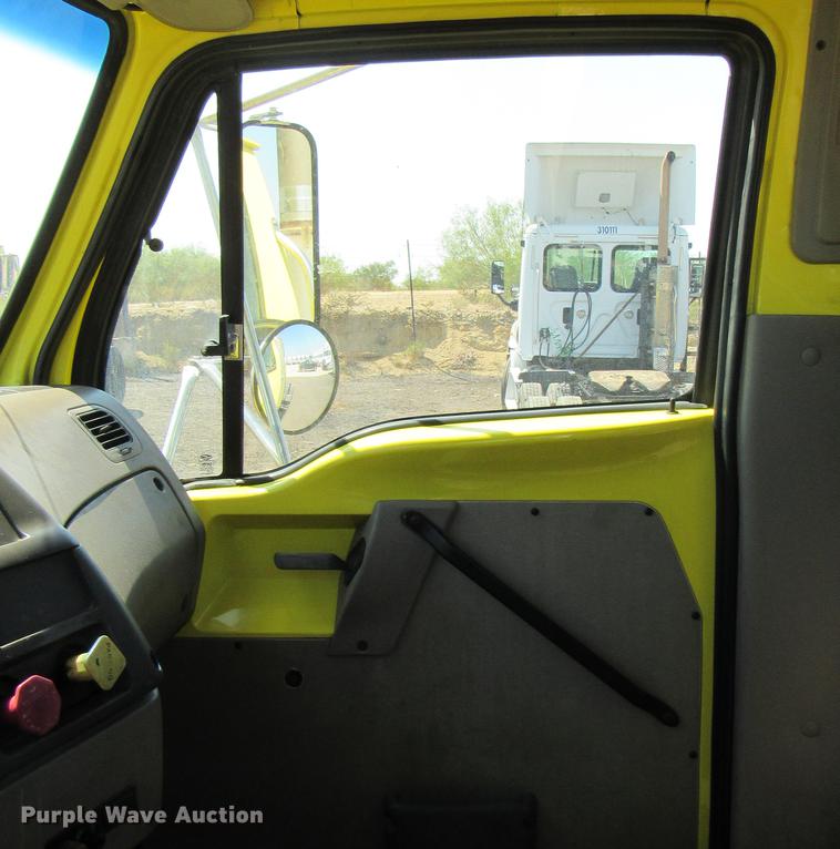 image for item DC2247 2007 Sterling A9500 semi truck