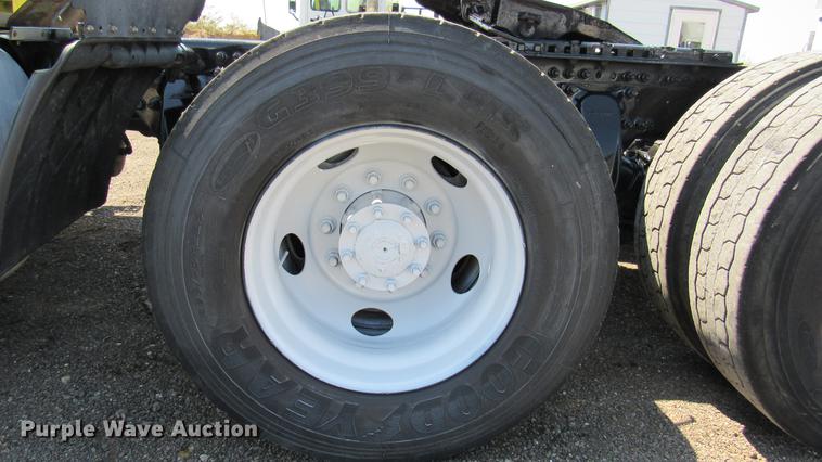 image for item DC2247 2007 Sterling A9500 semi truck