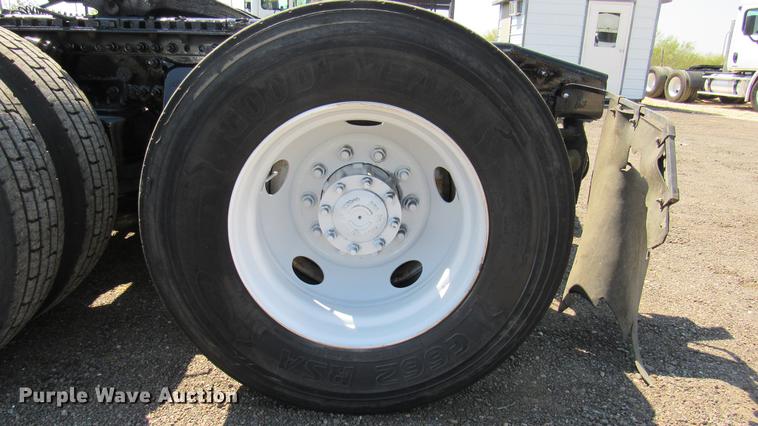 image for item DC2247 2007 Sterling A9500 semi truck