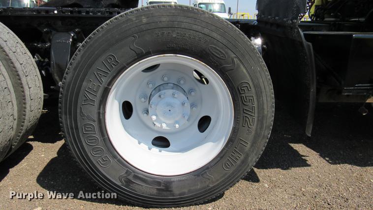 image for item DC2247 2007 Sterling A9500 semi truck