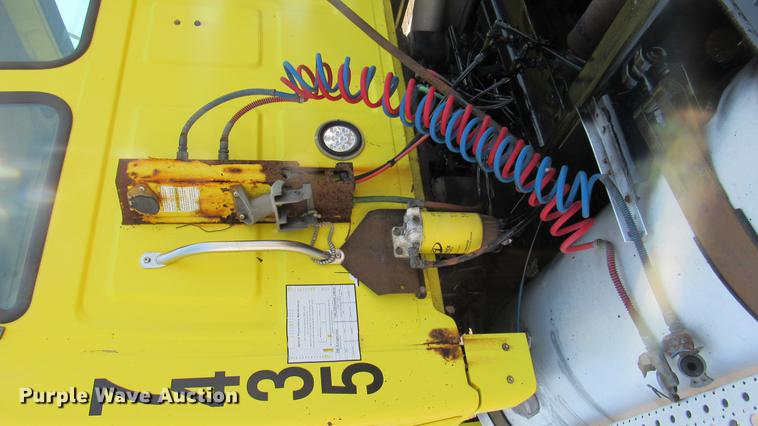 image for item DC2247 2007 Sterling A9500 semi truck