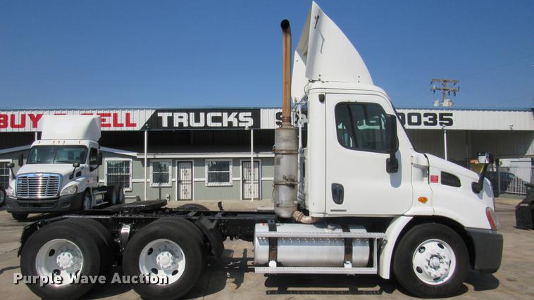 image for item DC2248 2010 Freightliner Cascadia CA113DC semi truck