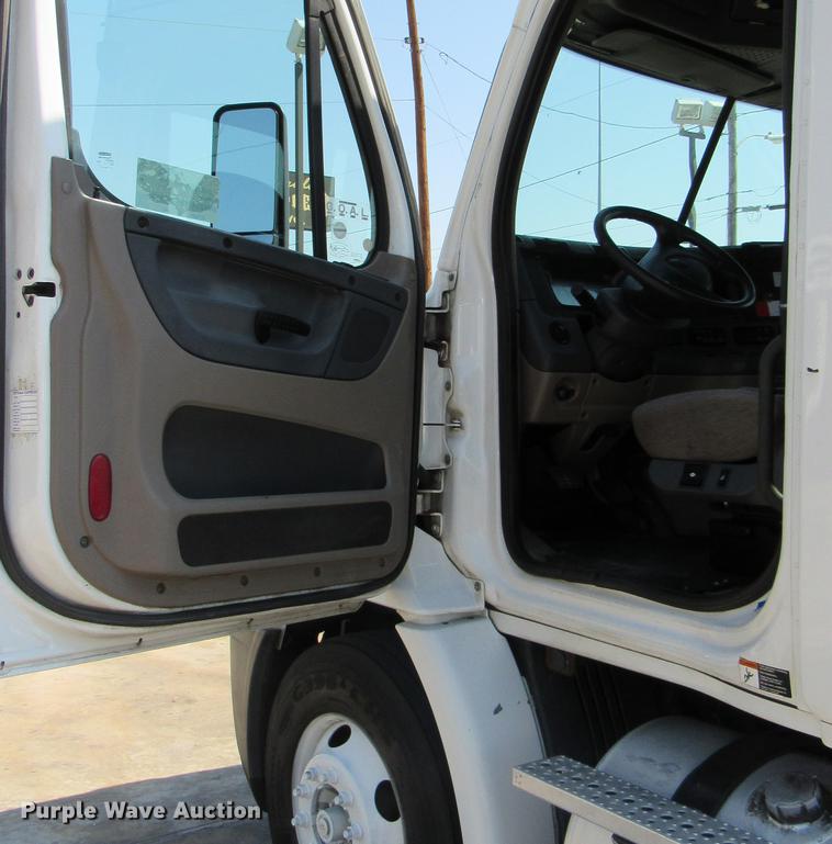 image for item DC2248 2010 Freightliner Cascadia CA113DC semi truck