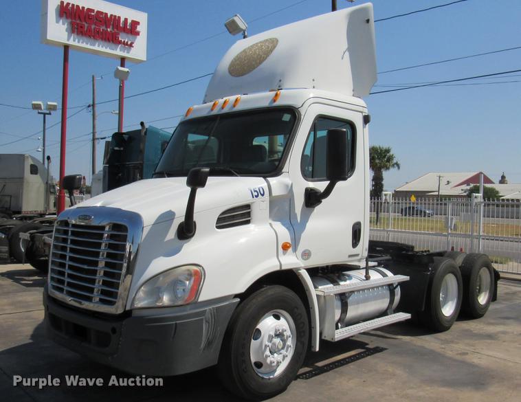 image for item DC2249 2010 Freightliner Cascadia semi truck