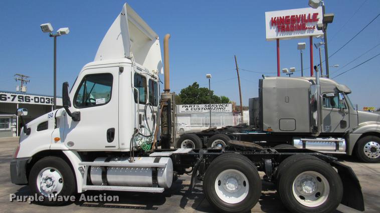 image for item DC2249 2010 Freightliner Cascadia semi truck