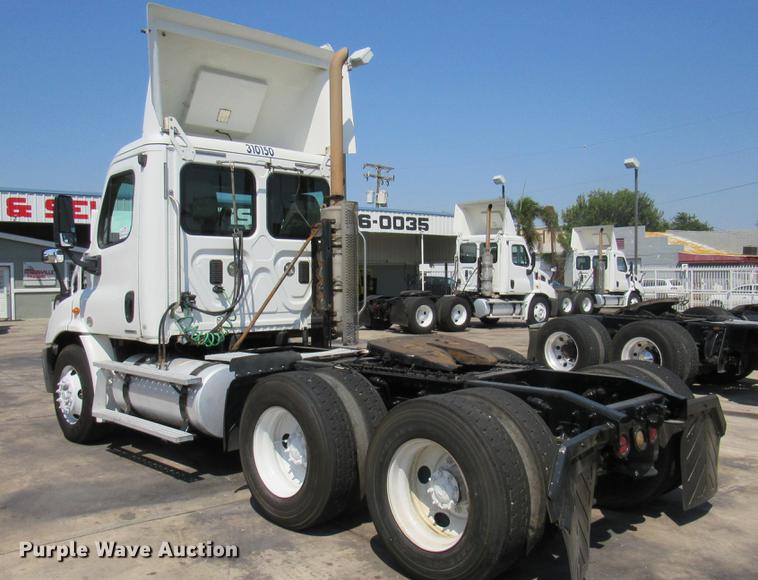 image for item DC2249 2010 Freightliner Cascadia semi truck