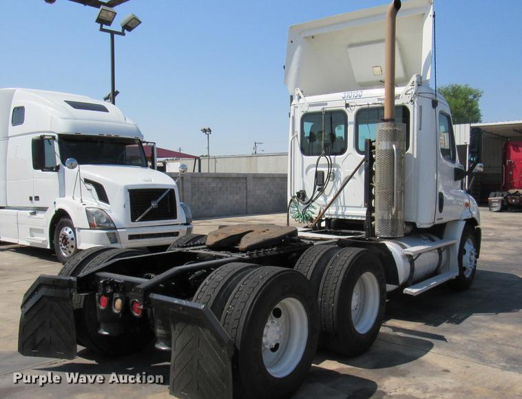 image for item DC2249 2010 Freightliner Cascadia semi truck