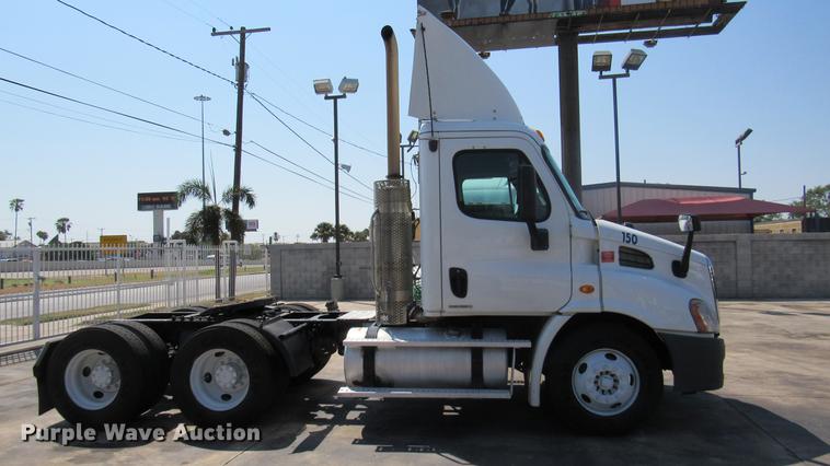 image for item DC2249 2010 Freightliner Cascadia semi truck