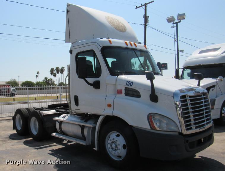 image for item DC2249 2010 Freightliner Cascadia semi truck