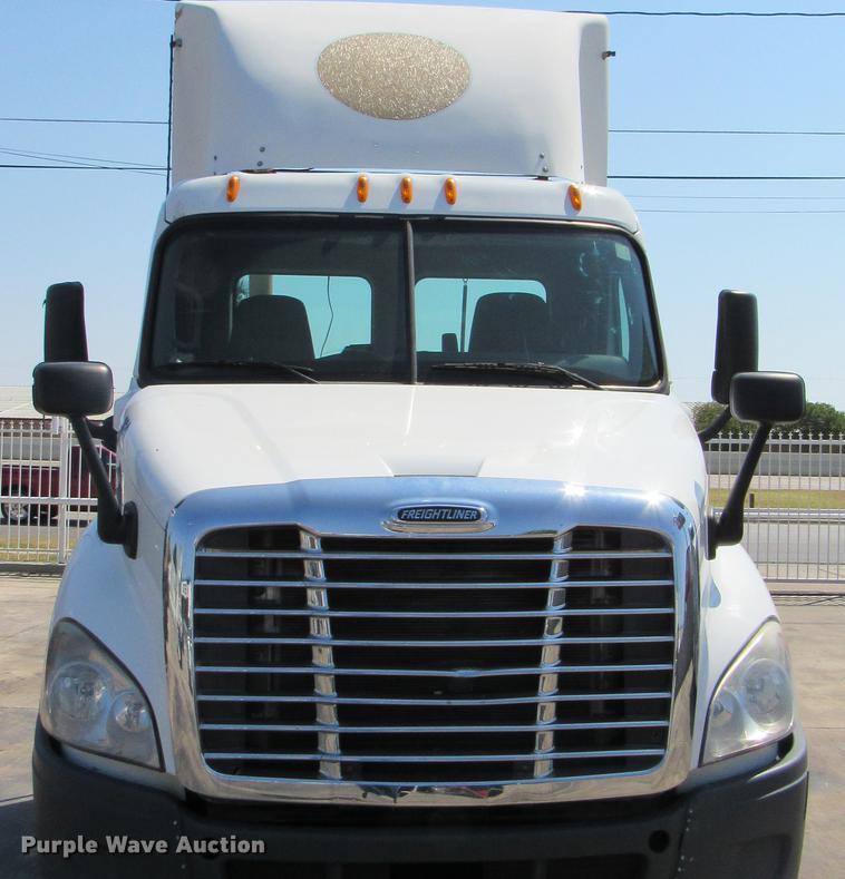 image for item DC2249 2010 Freightliner Cascadia semi truck