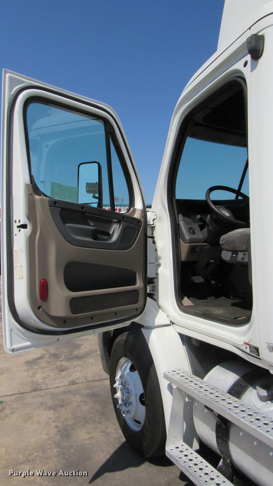 image for item DC2249 2010 Freightliner Cascadia semi truck