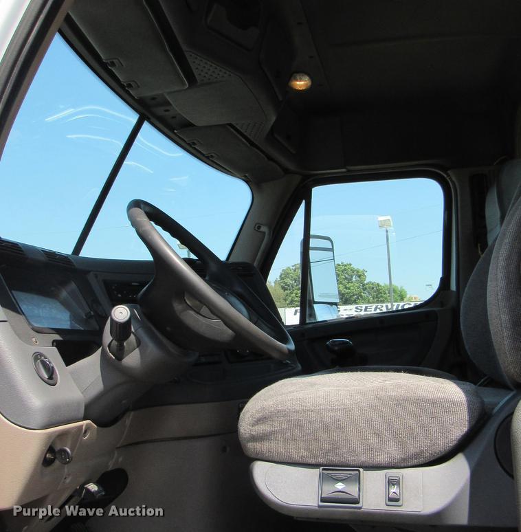 image for item DC2249 2010 Freightliner Cascadia semi truck