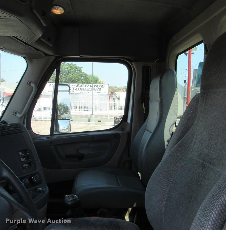 image for item DC2249 2010 Freightliner Cascadia semi truck