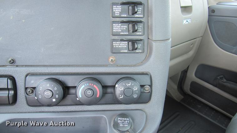 image for item DC2249 2010 Freightliner Cascadia semi truck