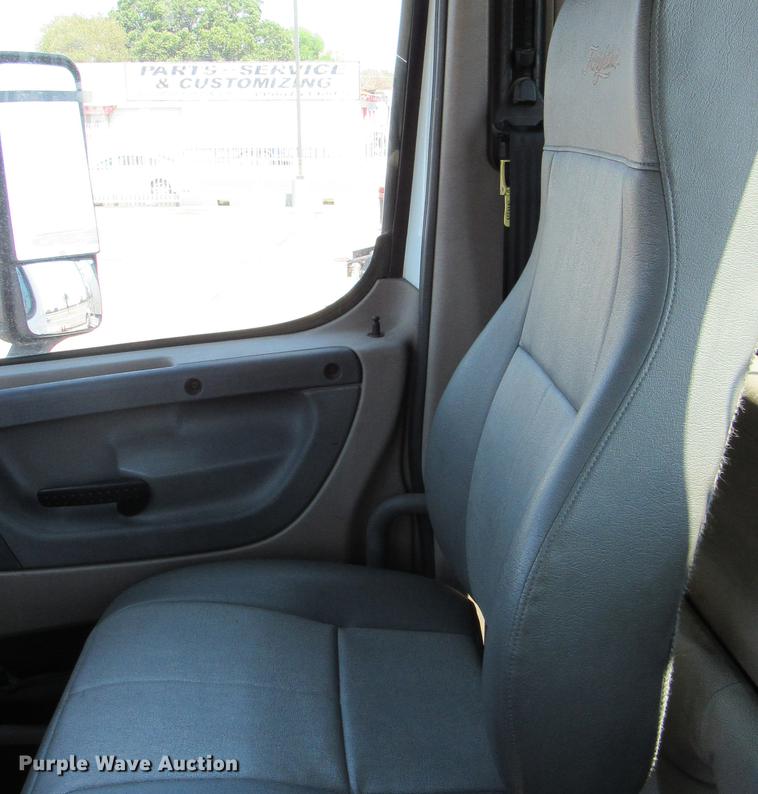 image for item DC2249 2010 Freightliner Cascadia semi truck
