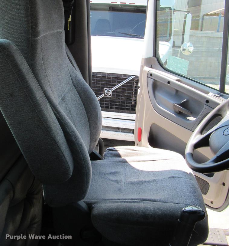 image for item DC2249 2010 Freightliner Cascadia semi truck