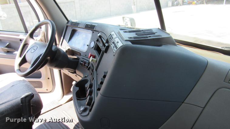 image for item DC2249 2010 Freightliner Cascadia semi truck