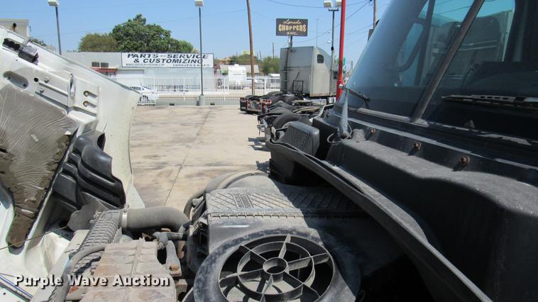 image for item DC2249 2010 Freightliner Cascadia semi truck