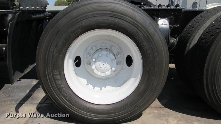 image for item DC2249 2010 Freightliner Cascadia semi truck