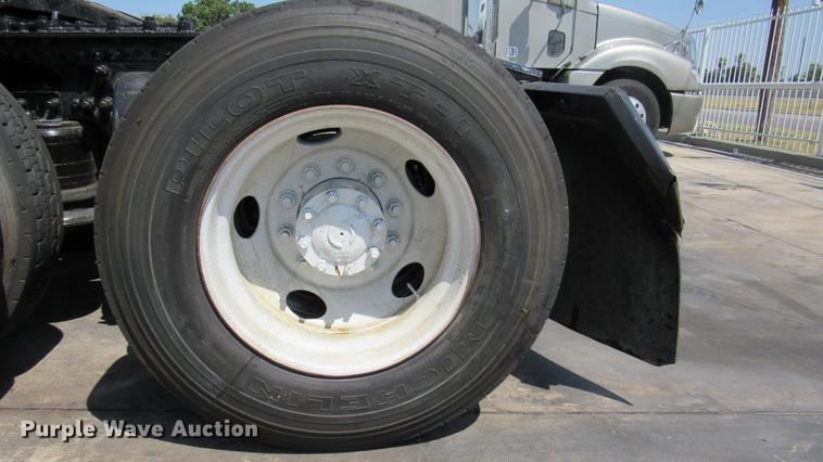 image for item DC2249 2010 Freightliner Cascadia semi truck