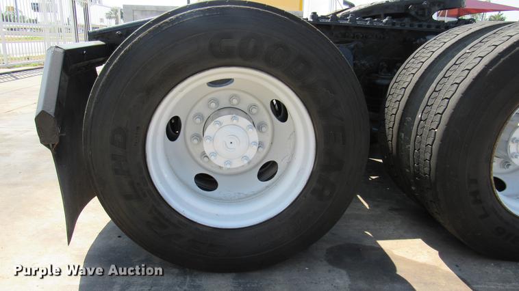 image for item DC2249 2010 Freightliner Cascadia semi truck