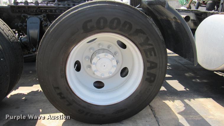 image for item DC2249 2010 Freightliner Cascadia semi truck