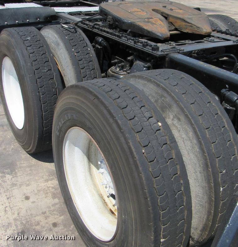 image for item DC2249 2010 Freightliner Cascadia semi truck