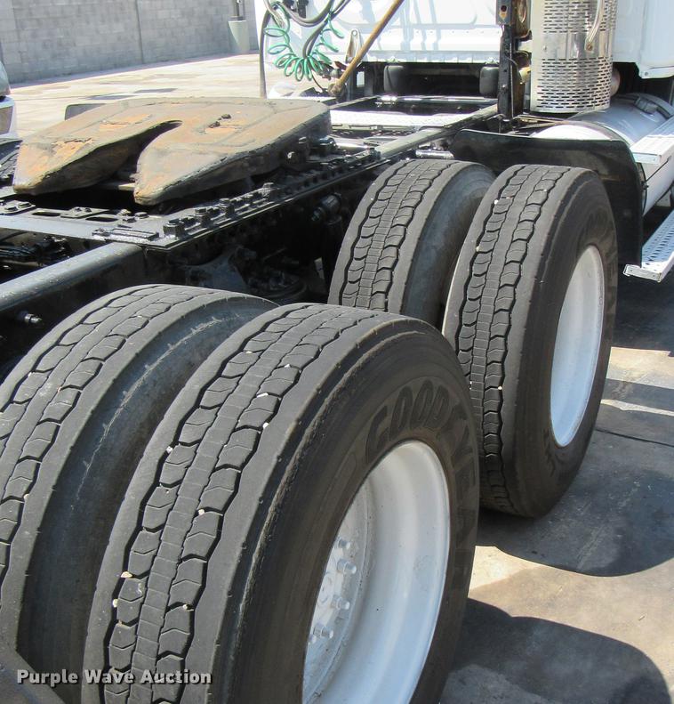 image for item DC2249 2010 Freightliner Cascadia semi truck