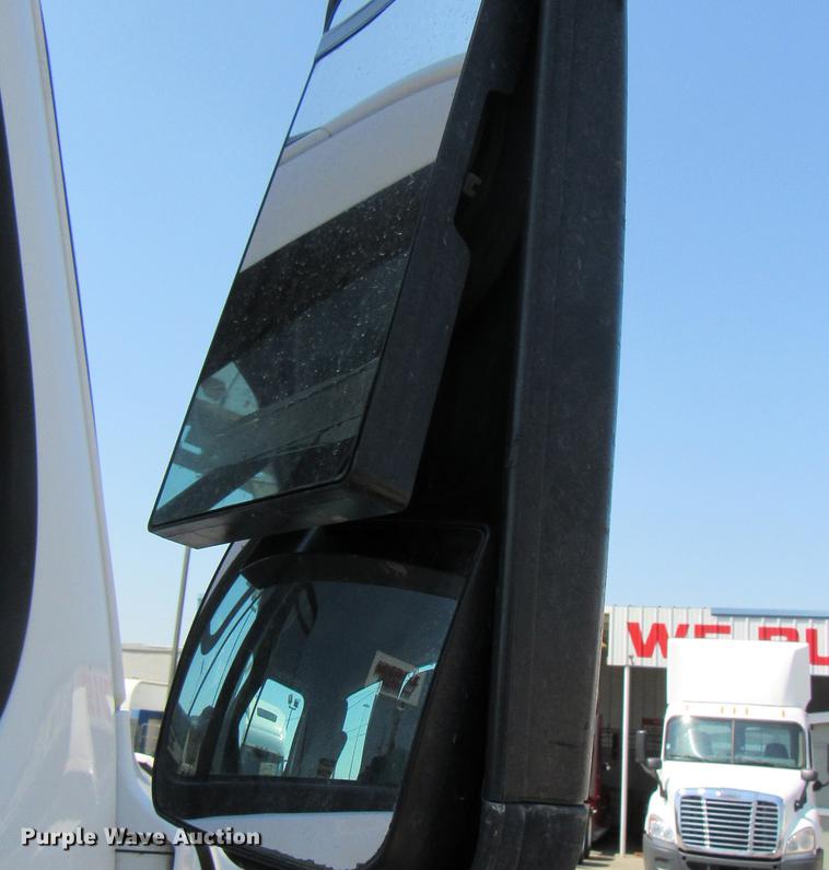 image for item DC2249 2010 Freightliner Cascadia semi truck