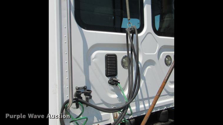 image for item DC2249 2010 Freightliner Cascadia semi truck