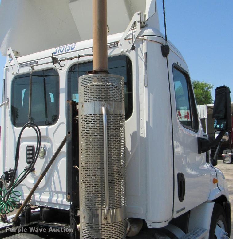 image for item DC2249 2010 Freightliner Cascadia semi truck