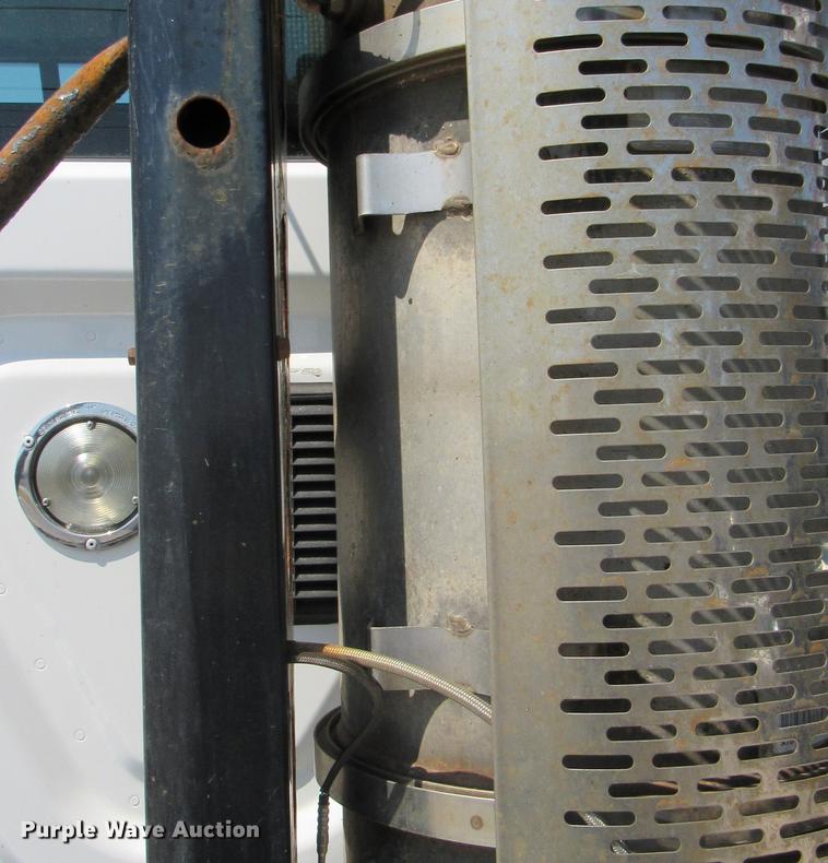 image for item DC2249 2010 Freightliner Cascadia semi truck