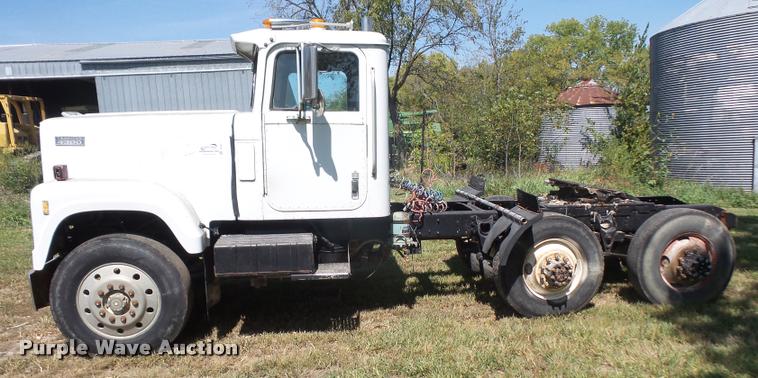 image for item DC5364 1982 International Transtar 4300 semi truck