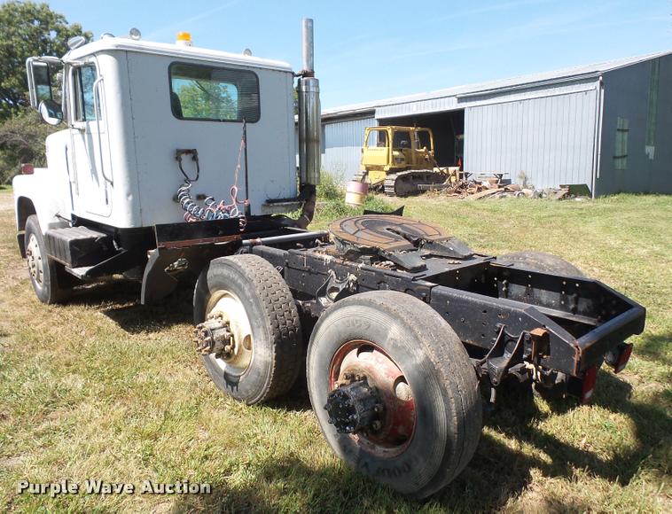 image for item DC5364 1982 International Transtar 4300 semi truck