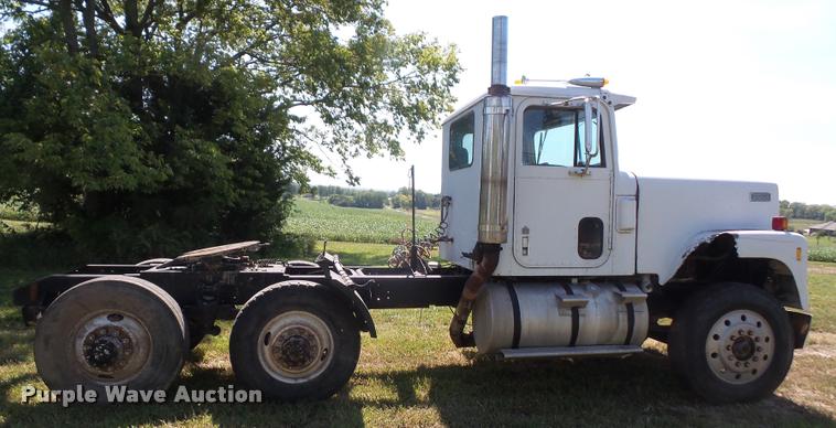 image for item DC5364 1982 International Transtar 4300 semi truck