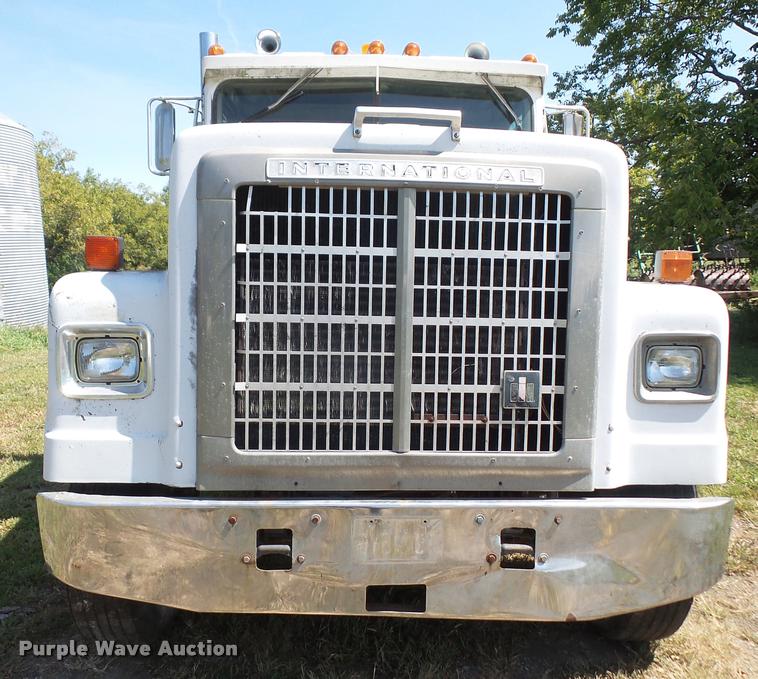 image for item DC5364 1982 International Transtar 4300 semi truck