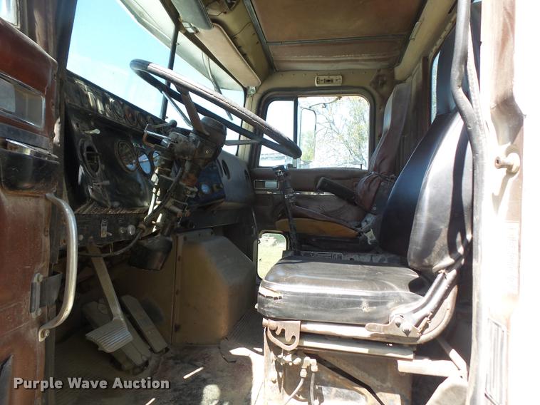 image for item DC5364 1982 International Transtar 4300 semi truck