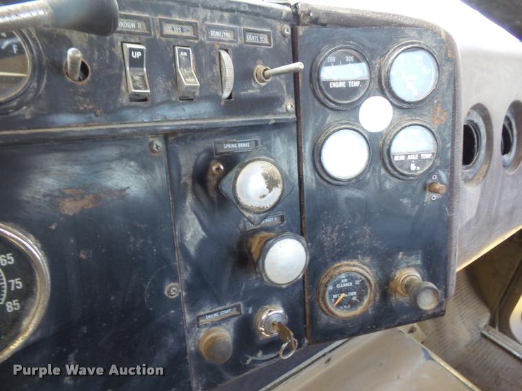 image for item DC5364 1982 International Transtar 4300 semi truck