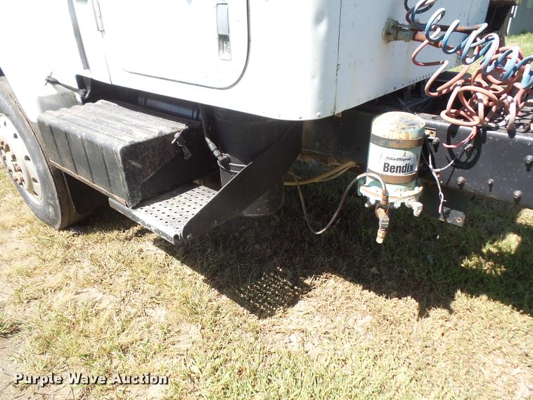 image for item DC5364 1982 International Transtar 4300 semi truck