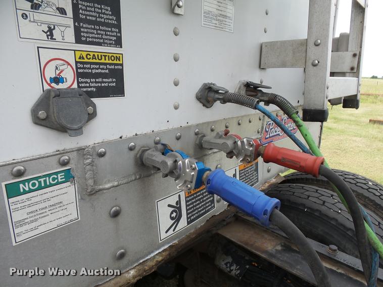 image for item DC6426 2005 Wilson DWH500 double hopper grain trailer