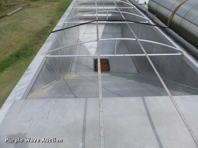 image for item DC6426 2005 Wilson DWH500 double hopper grain trailer