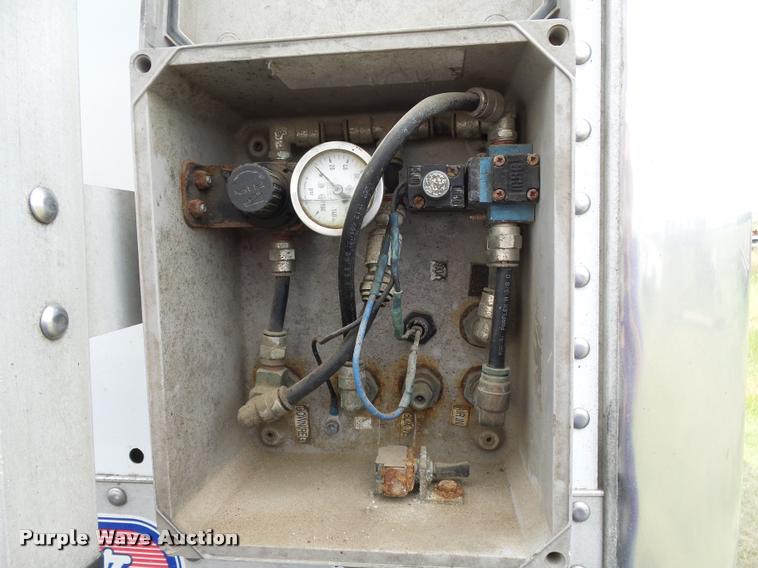 image for item DC6426 2005 Wilson DWH500 double hopper grain trailer